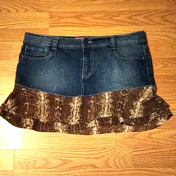 GLO by J-lo Stretch Denim with frill design bottom hem JR size 15 - Picture 1 of 5